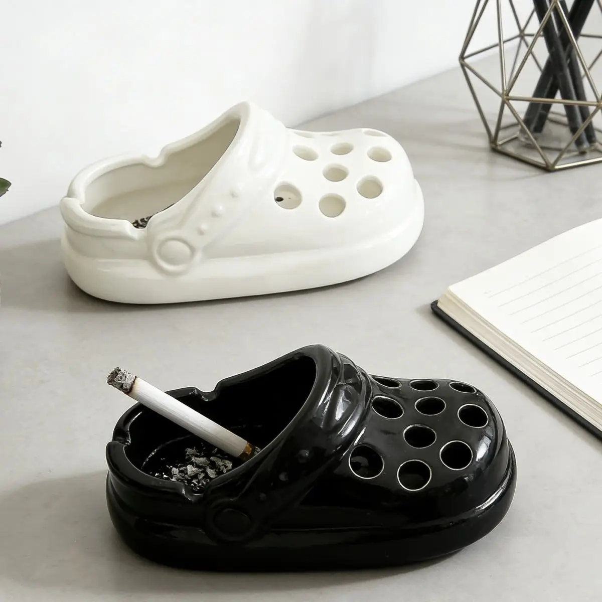 Home High-looking ceramic ashtray, office home living room ashtray, Internet celebrity hole-in-the-wall shoes, creative and cute