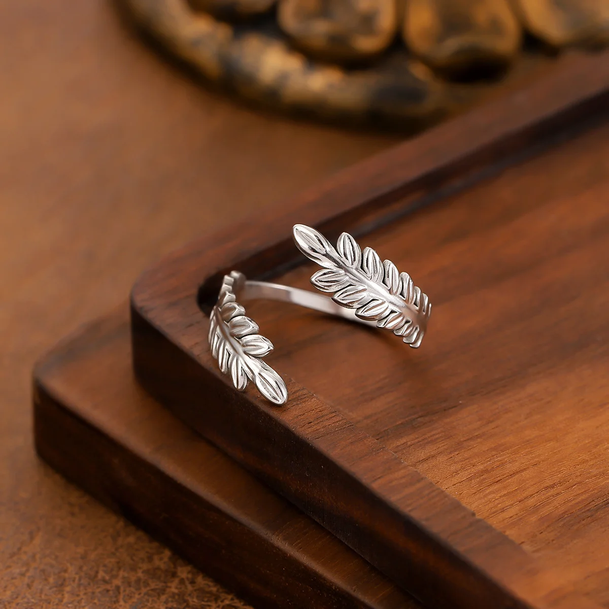 Light luxury leaves gold-plated stainless steel ring, waterproof and non-fading heavy metal, with adjustable finger ring