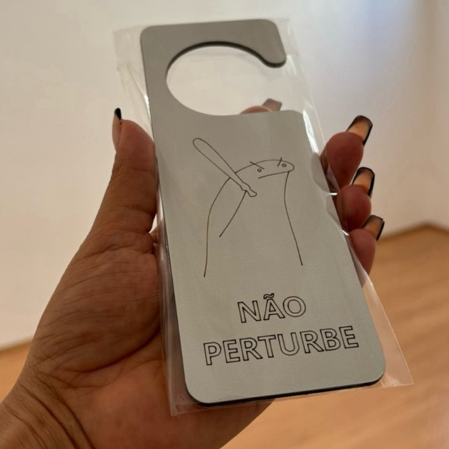 Plaquinha Não Perturbe MDF Meme Flork Gravação a Laser Porta Quarto Escritório Home Office Hotel Divertida