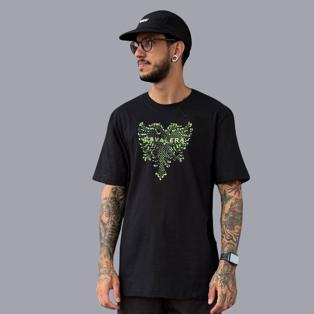 CAMISETA MASCULINA CAVALERA COMFORT CHECKERED EAGLE ORIGINAL LANÇAMENTO PRETO E BRANCO