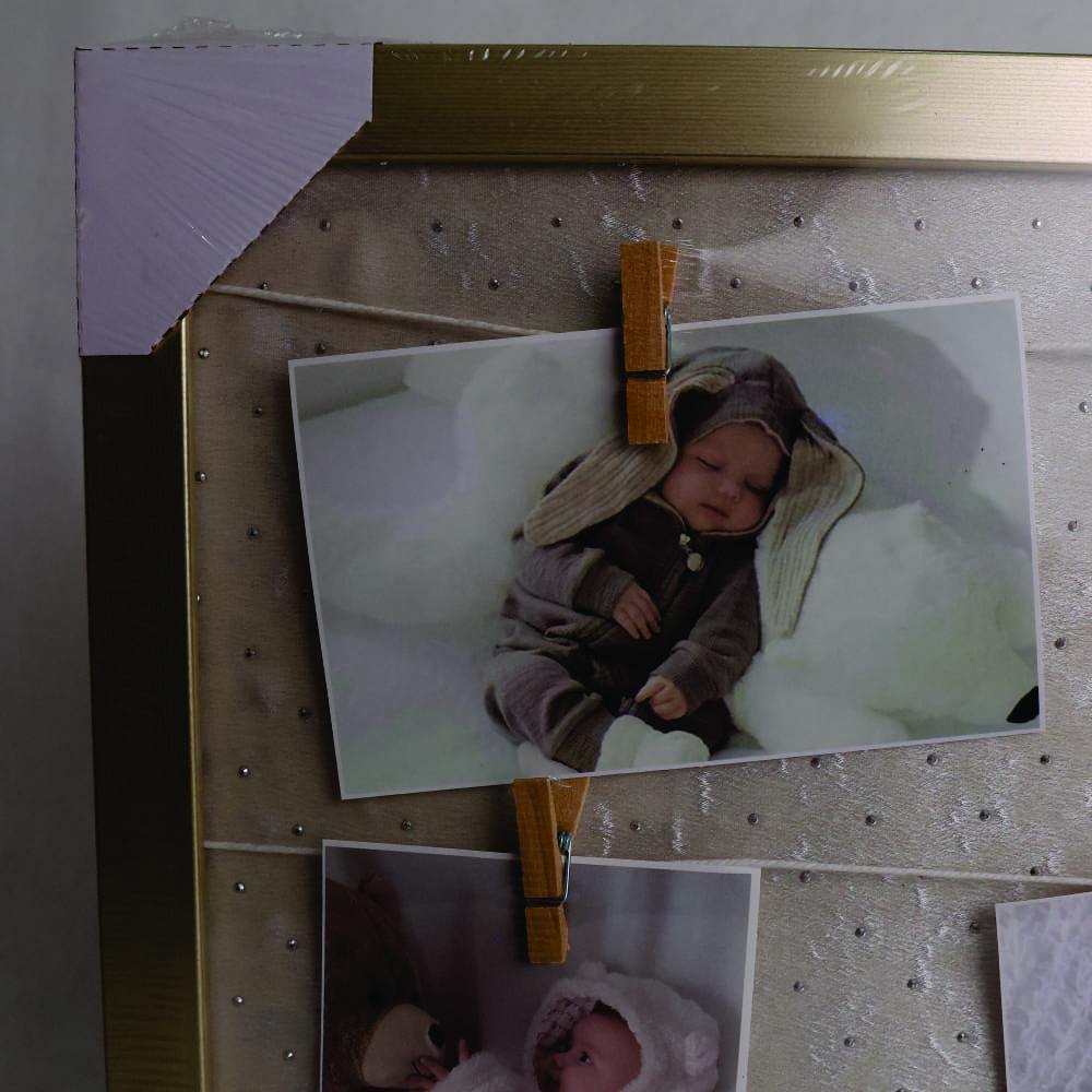 Memory Board, Quadro de Memórias, Mural De Fotos + Pregadores e Fixador - Dourado 30cmx40cmx2cm