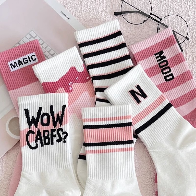 D331 Four Seasons Girls Meias brancas de cano médio para estudantes estilo esportivo meias rosa com letras