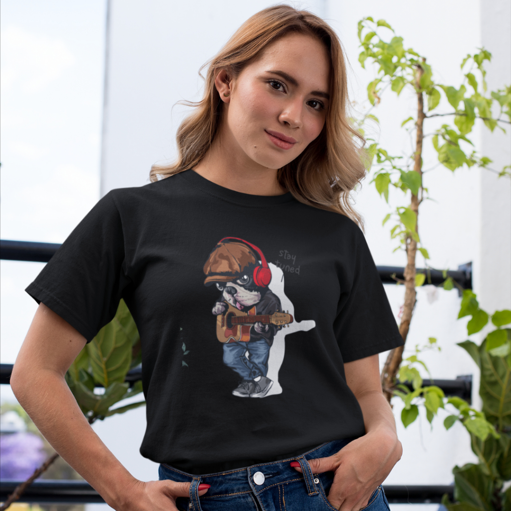 Camiseta Feminina Algodão Estampa Cachorro Hip Hop Fone Guitarra Preta Estilo Streetwear Descolada