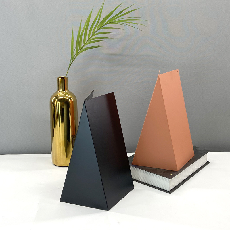 0XL2 Modern minimalist European-style geometric metal triangular ornaments, suitable for display in model homes, sales o