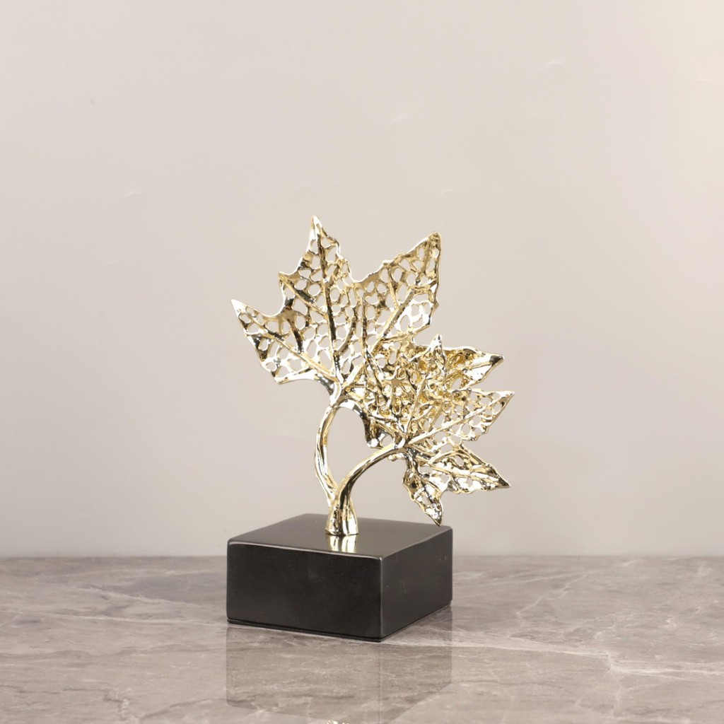 EZLH Modern minimalist metal maple leaf money tree art desktop ornament, suitable for living room, entryway, or TV cabin