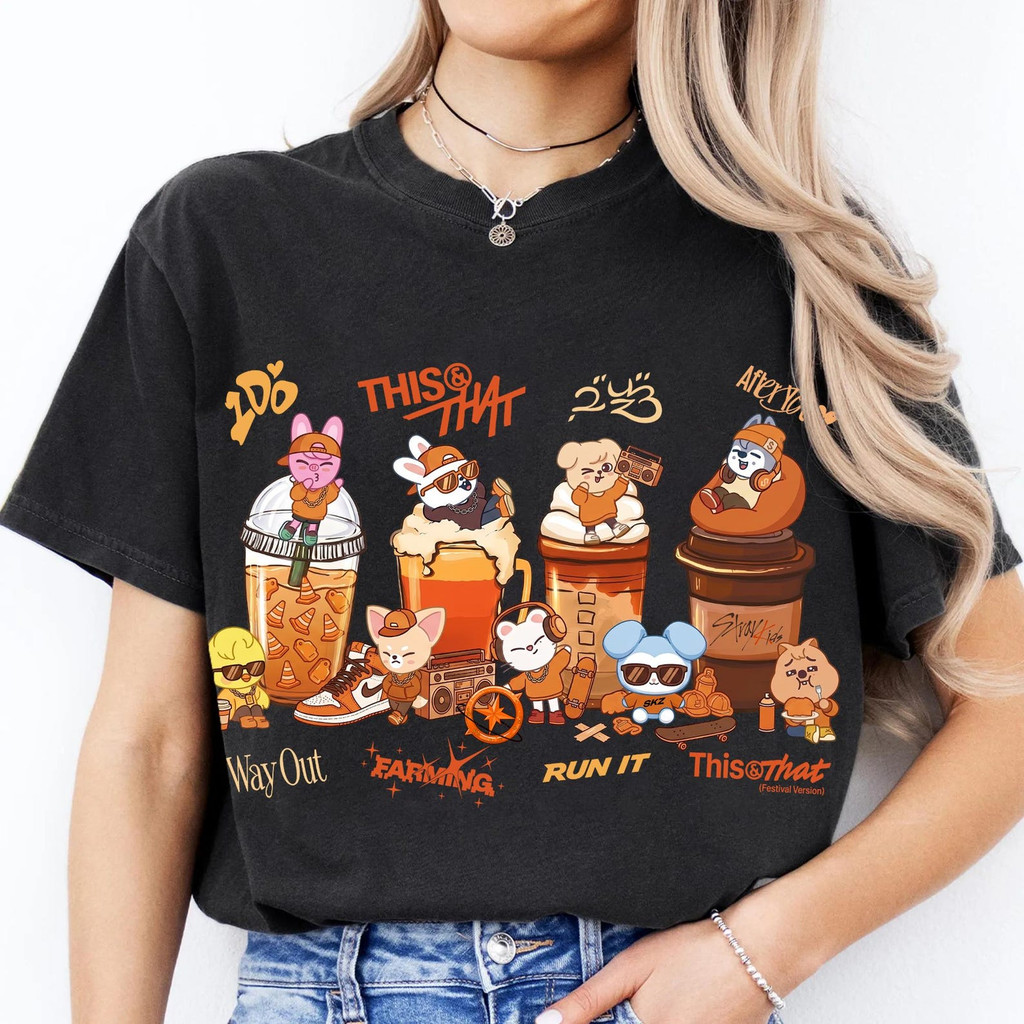 Camiseta Preta Unisex, Design com Caricaturas de Cães e Bebidas, Textos 