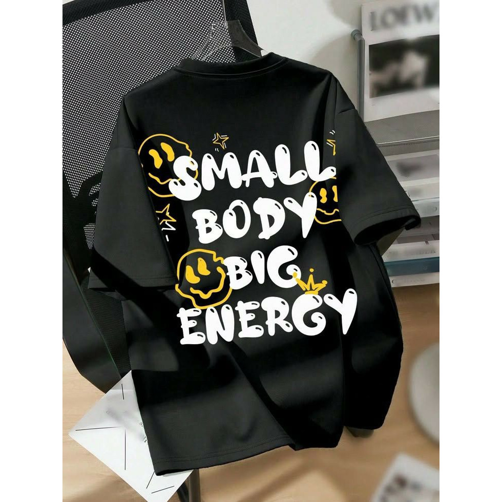 Camiseta Feminina Estampa Letras Brancas e Amarelas Com Frase Small Body Big Energy Moderna Fofa e Estilosa Street Style