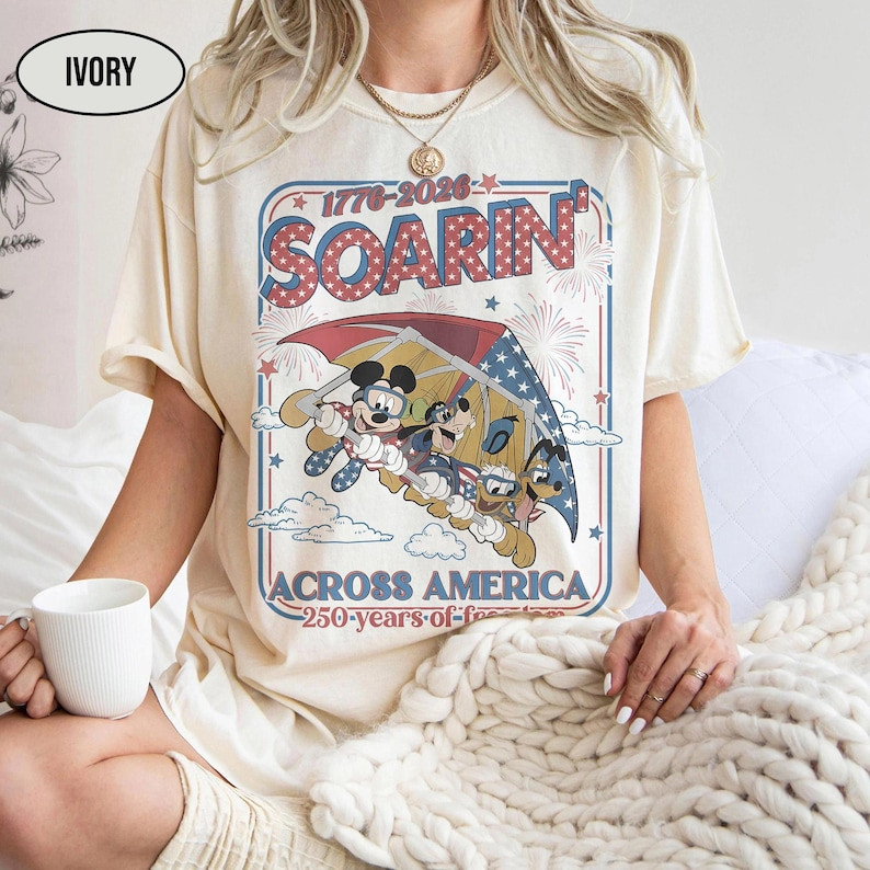 Camiseta Bege Unisex Design com Cachorros Estilizados Textos 