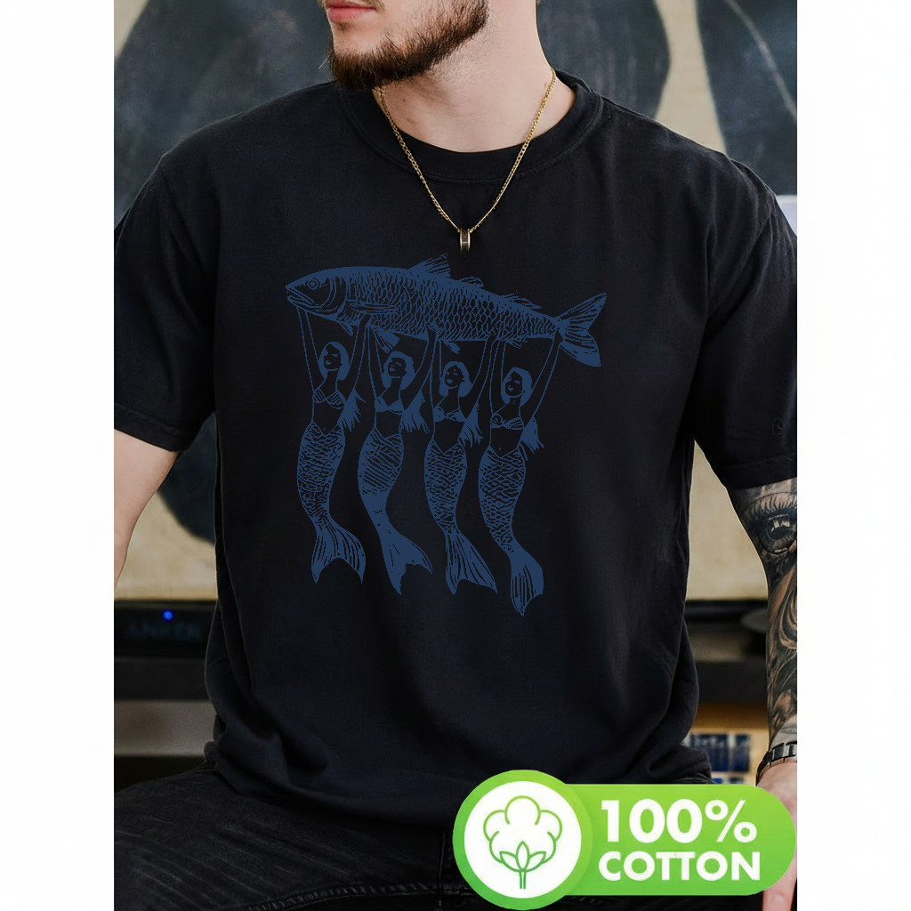 Camiseta Masculina Estampa Mermaid Carrying Fish Moderna Atemporal Estilosa Praia