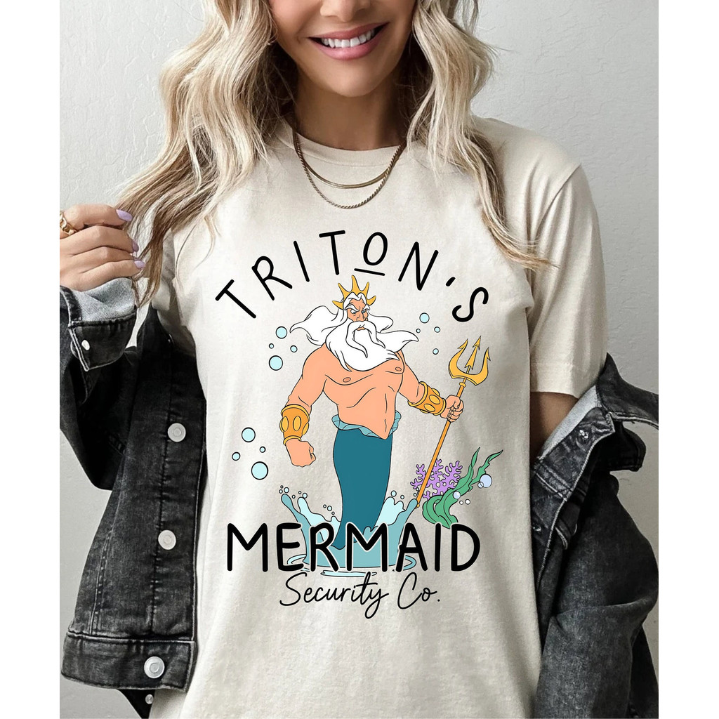 Camiseta Branca Unisex Design com Tritão e Sereia Estilizados Textos 
