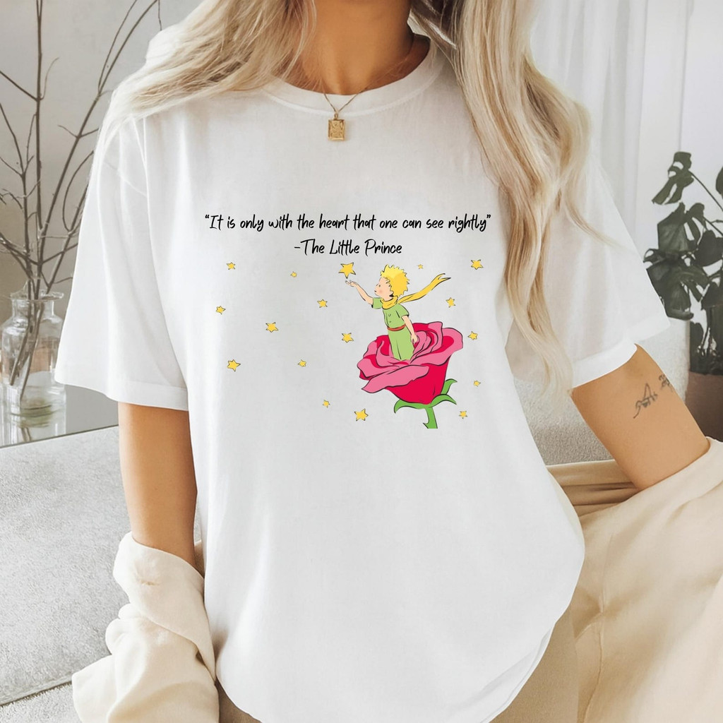 Camiseta Branca Unisex Design com Rosa e Personagem, Textos 