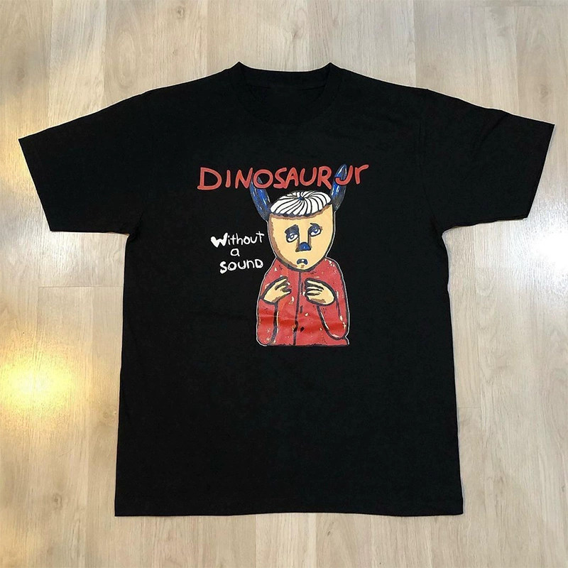 2026 Camiseta Preta Unisex, Design com Personagem Animado, Textos 