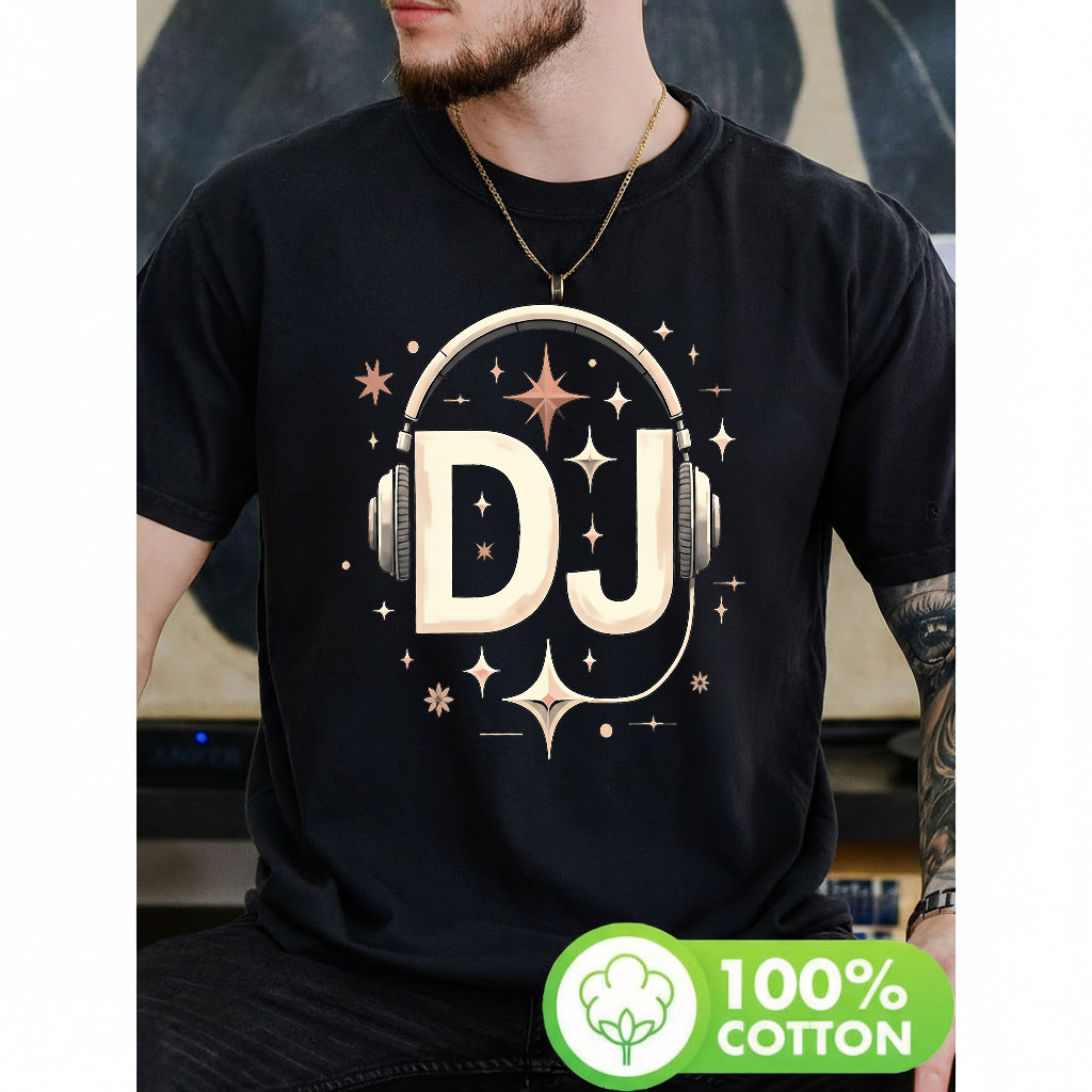 Camiseta Masculina Letra DJ com Fones de Ouvido e Estrelas Moderna Atemporal Estilosa Urbana
