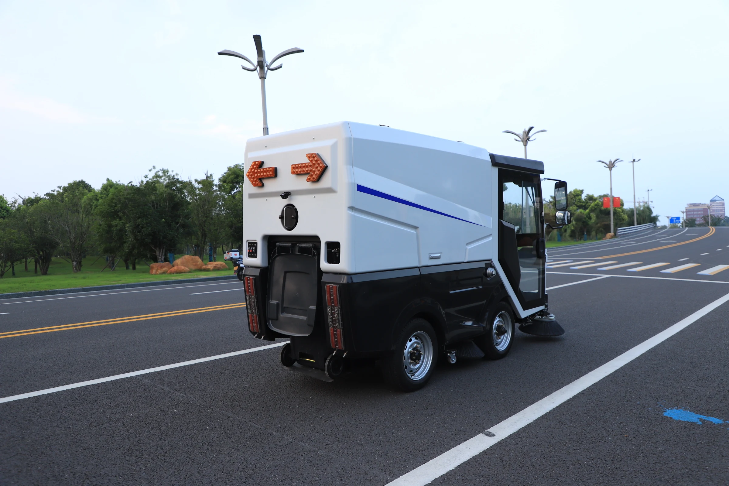 Hot Sell Smart Operation Cleaning Equipment Floor Scrubber Driving Type Sweeping Floor Road Sweeper Industrial Sweeper
