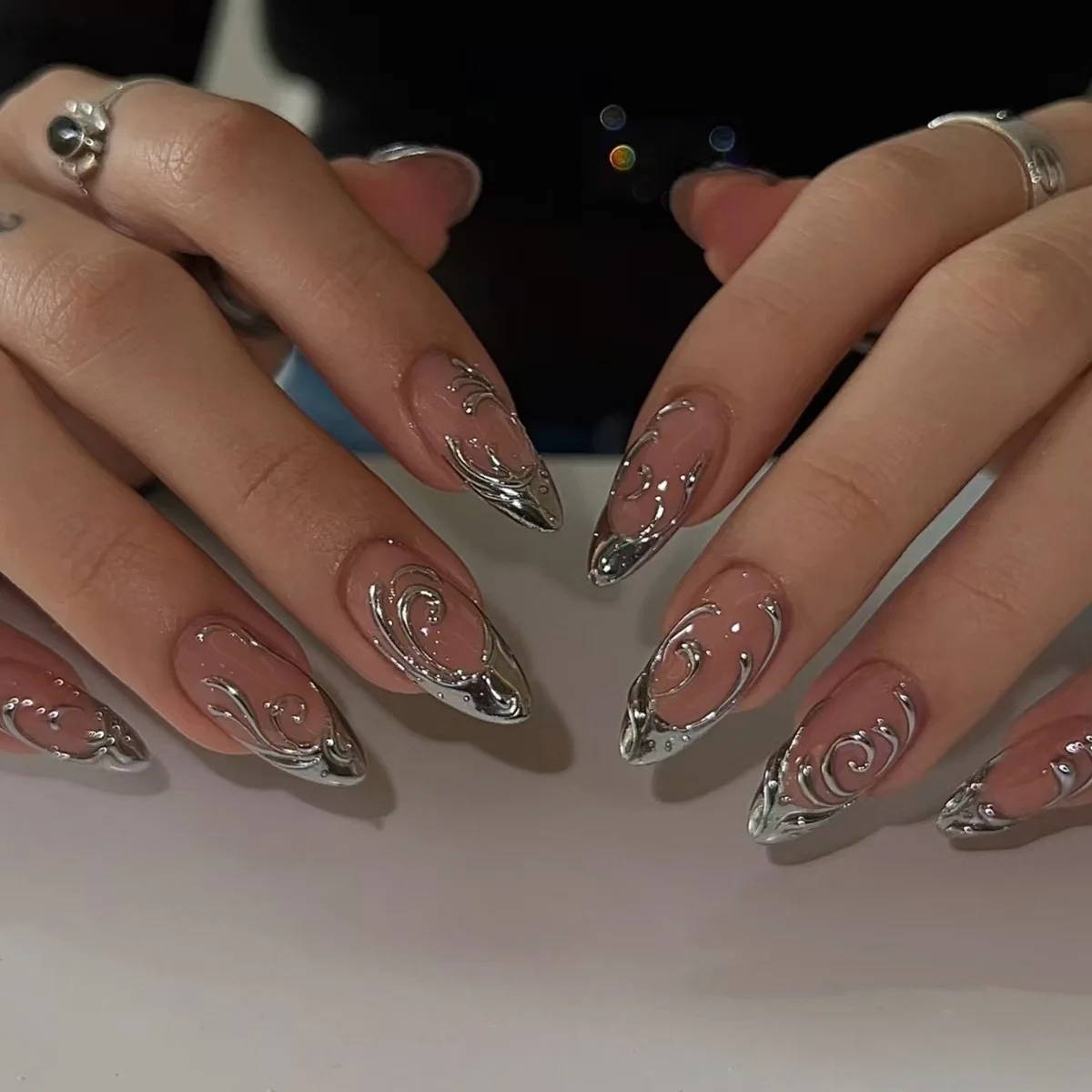 24Pcs Gilded Lines Stick on Almond False Nails Silver French Manicure Simple Reusable Irregular Shape Press on Fake Nails Tips