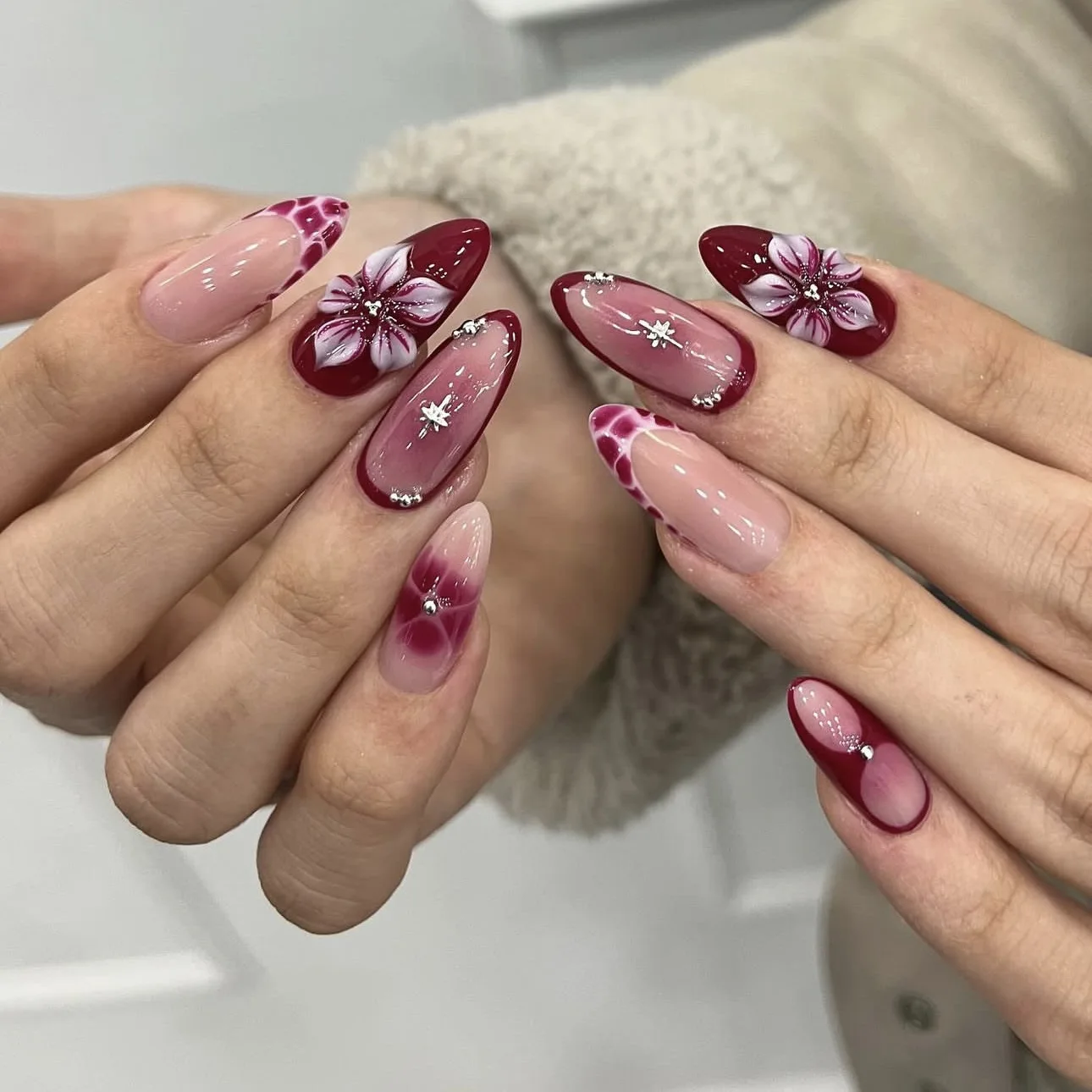 24Pcs Pink Gradient Flower Fake Nail Leopard Print French Wearable Sets Finished Press on Glitter Star Round Head False Nails