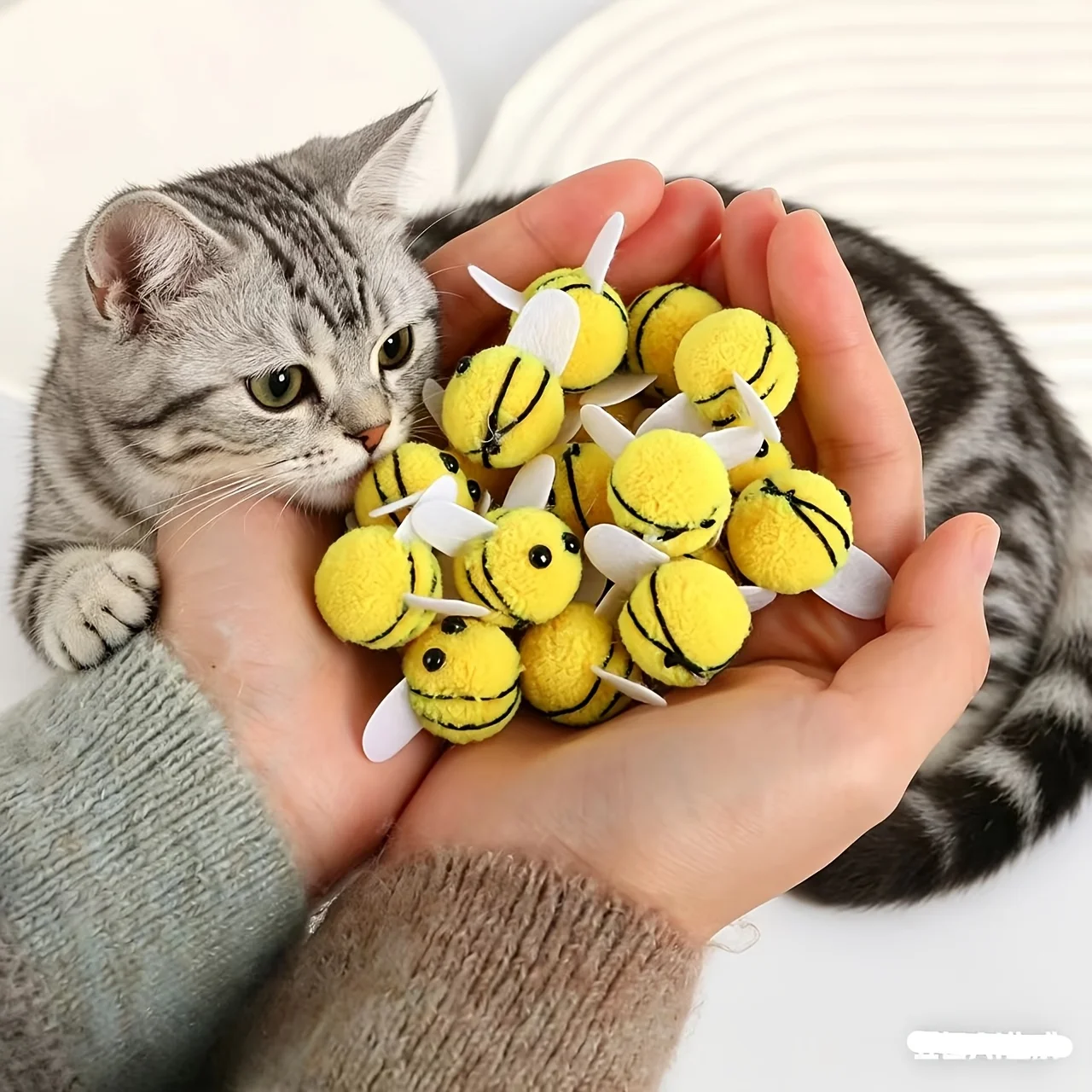 10PCS Cute Cat Toys - Realistic Bee Design, Anti Bite and Scratch, No Power, Suitable for Kittens and Cats to Relieve Stress