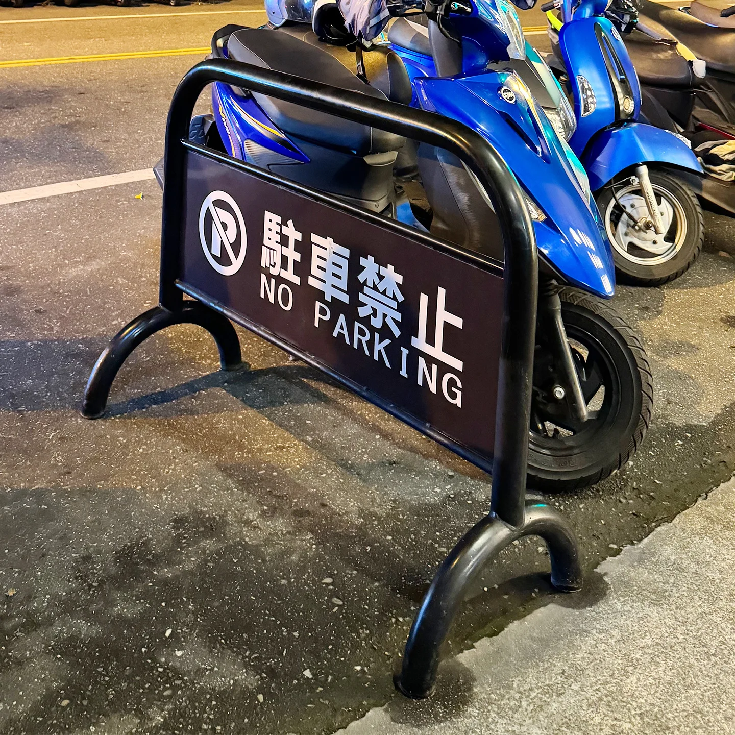 Korean floor-to-ceiling display stand creative door vertical sign coffee shop out-of-home advertising sign indication