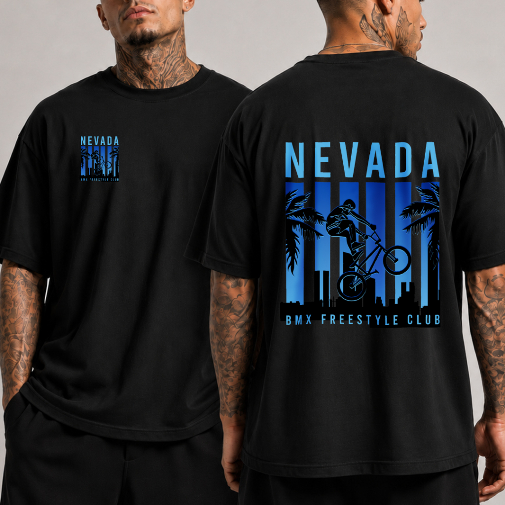 Camiseta de manga curta preta e branca, modelo unissex, com estampa dupla-face “Free Riding” e motivo “Neda Hua” — model