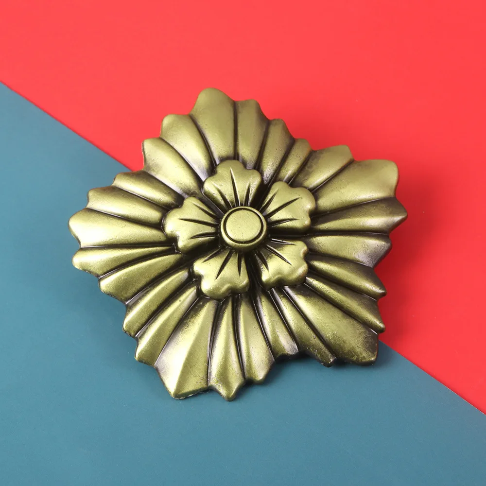 Classic Game Same Flower Brooch Retro Exquisite Cosplay Jewelry Metal Pin Hat Backpack Coat Lapel Badge for Gamer Collection