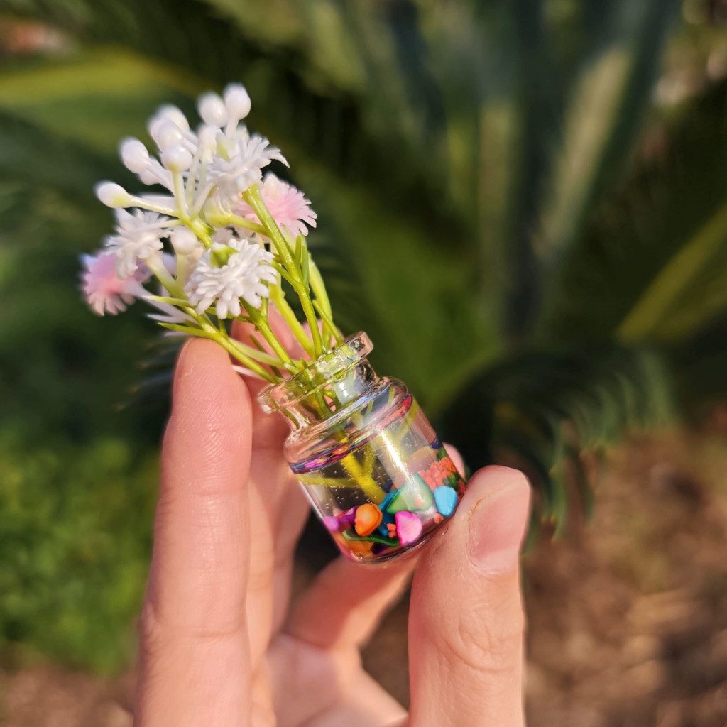 4 Pcs Mini Glass Vases Set with Glow the Dark Faux Flowers – Cute Desktop Car Dashboard Decor Perfect for Home Office