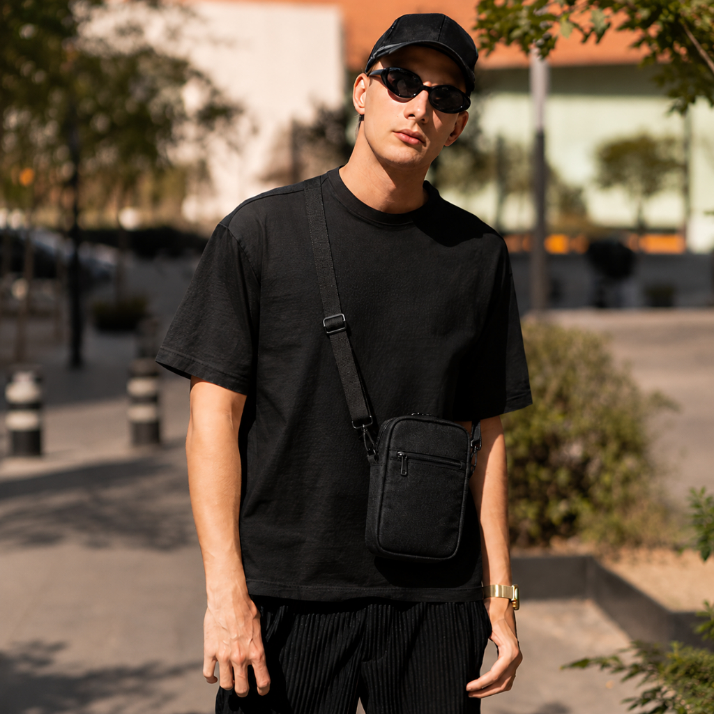 Kit Masculino Camiseta + Bag Transversal + Boné com Cabo USB