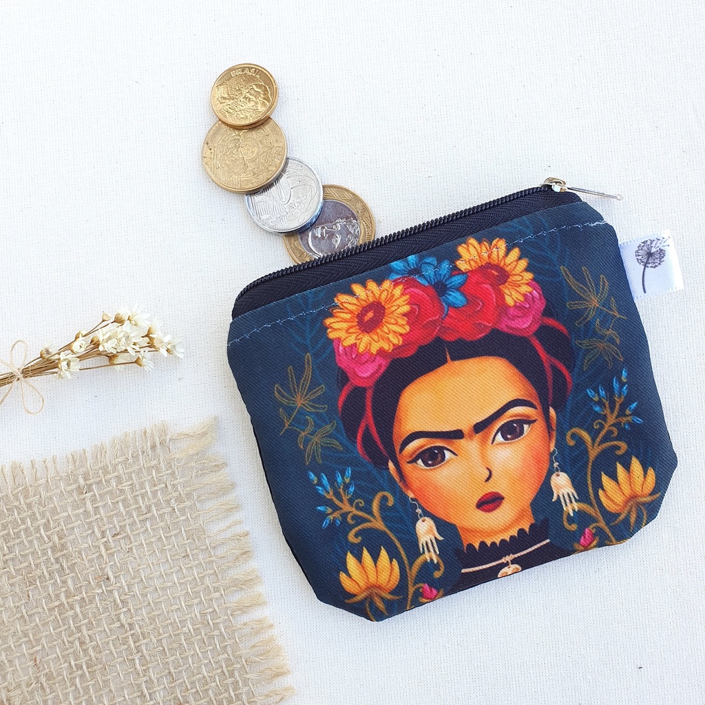 Porta Moedas Frida Kahlo em tecido, níquel, pen drives, remedinhos, batons, fone de ouvido