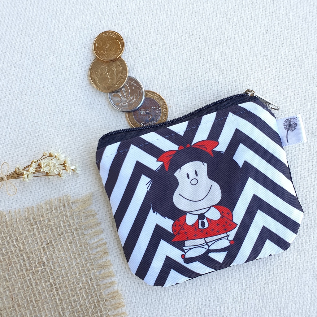 Porta Moedas Mafalda em tecido, níquel, pen drives, remedinhos, batons, fone de ouvido.