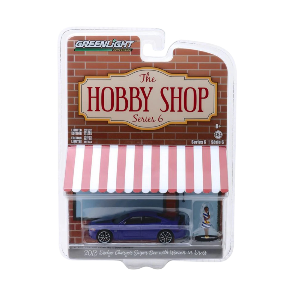 MINIATURA GREENLIGHT 2013 DODGE CHARGER SUPER BEE WITH WOMAN IN DRESS (avaria blister)