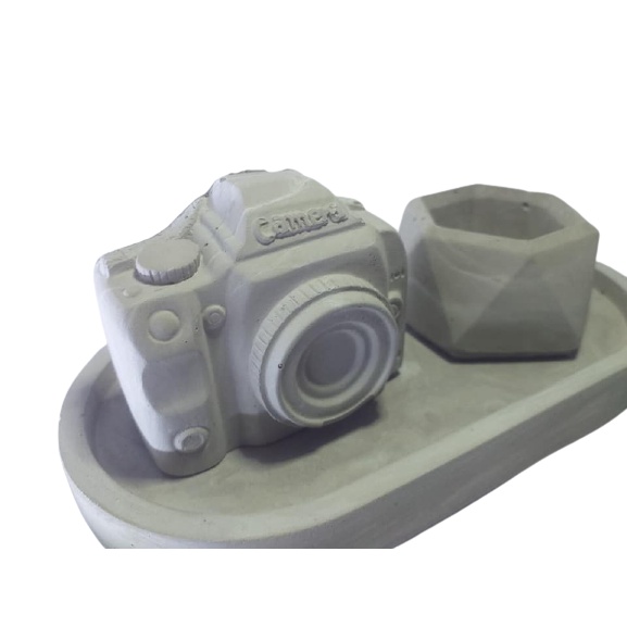 Adorno Fotógrafo Câmera e Vasinho com Base de Cimento Premium MALEOGA