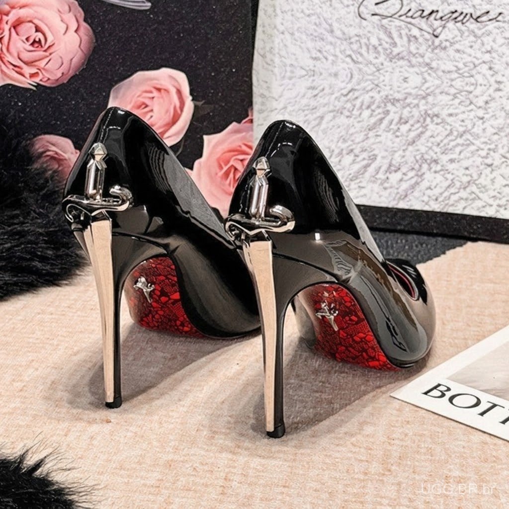 Sapatos de bico fino com sola vermelha e salto agulha preto de 10 cm.