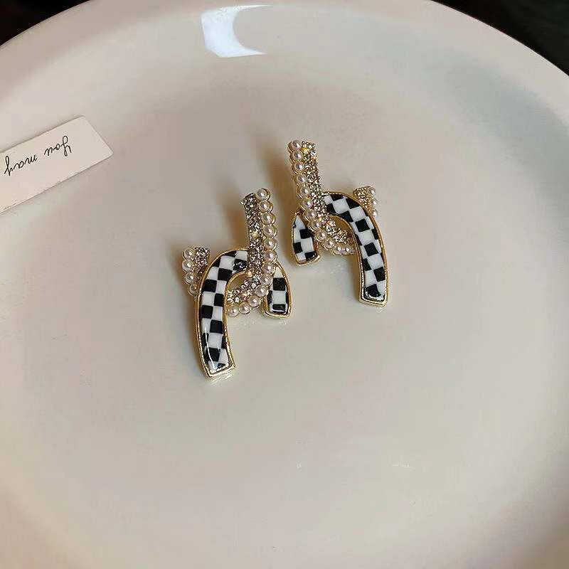 S925 prata agulha preto branco xadrez brincos ins estilo moda brincos exclusivos em forma de C diamante pérola brincos