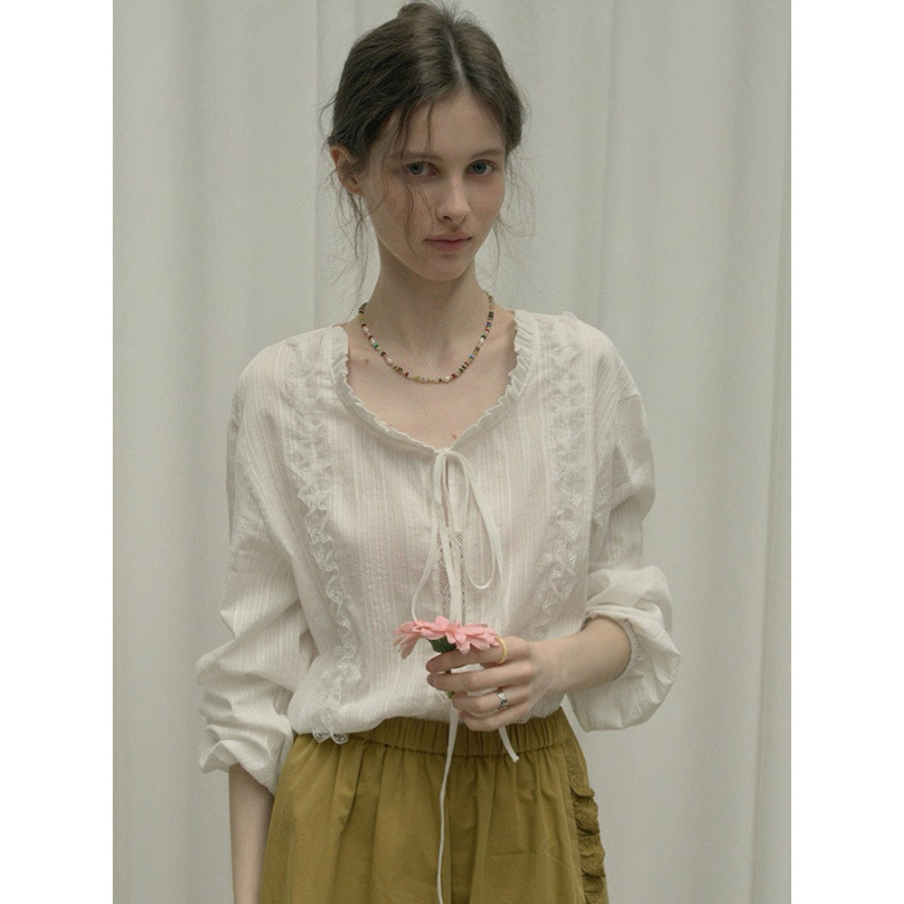 Lace-trimmed white blouse for women, spring and summer fashion, simple design, casual loose shirt