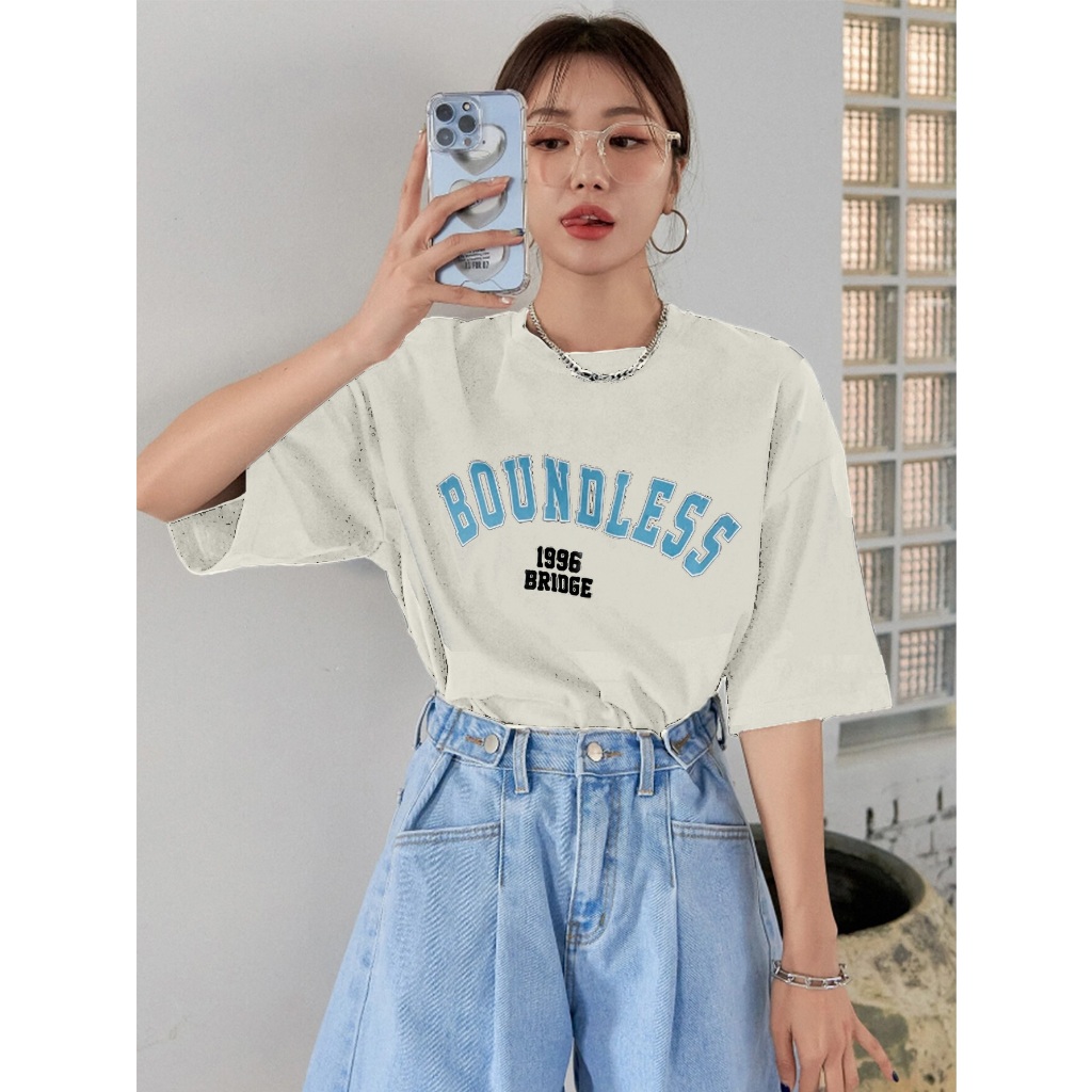 Camiseta Oversized Streetwear Manga Curta Estampada Frase Boundless 1996 Bridge Blusa T-Shirt Femin