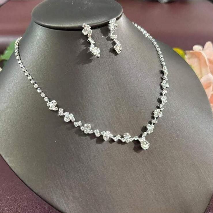 Silver Crystal Necklace & Earring Set for Women – Bridal Jewelry for Weddings and Banquets, Exuding Elegant Charm
