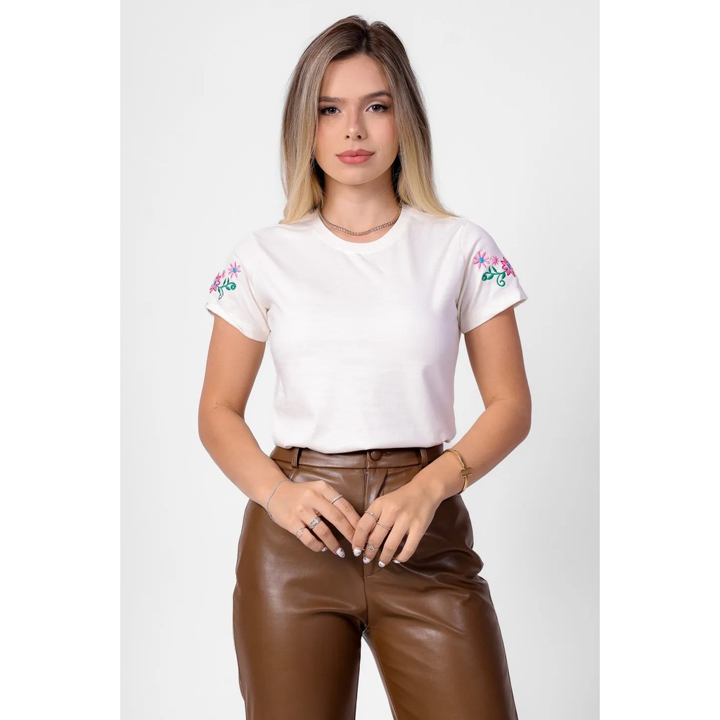 T-shirt Off White com Bordado de Flores na Manga – Feminina, Estilosa e Confortável