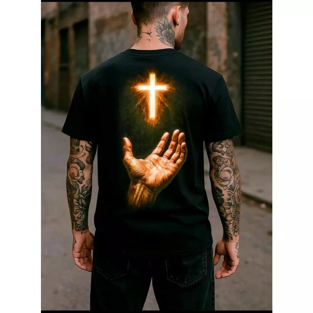 Camiseta Cruz iluminada com a mão estampada religiosa streetwear unissex preta algodão 30.1 penteada linha cristã