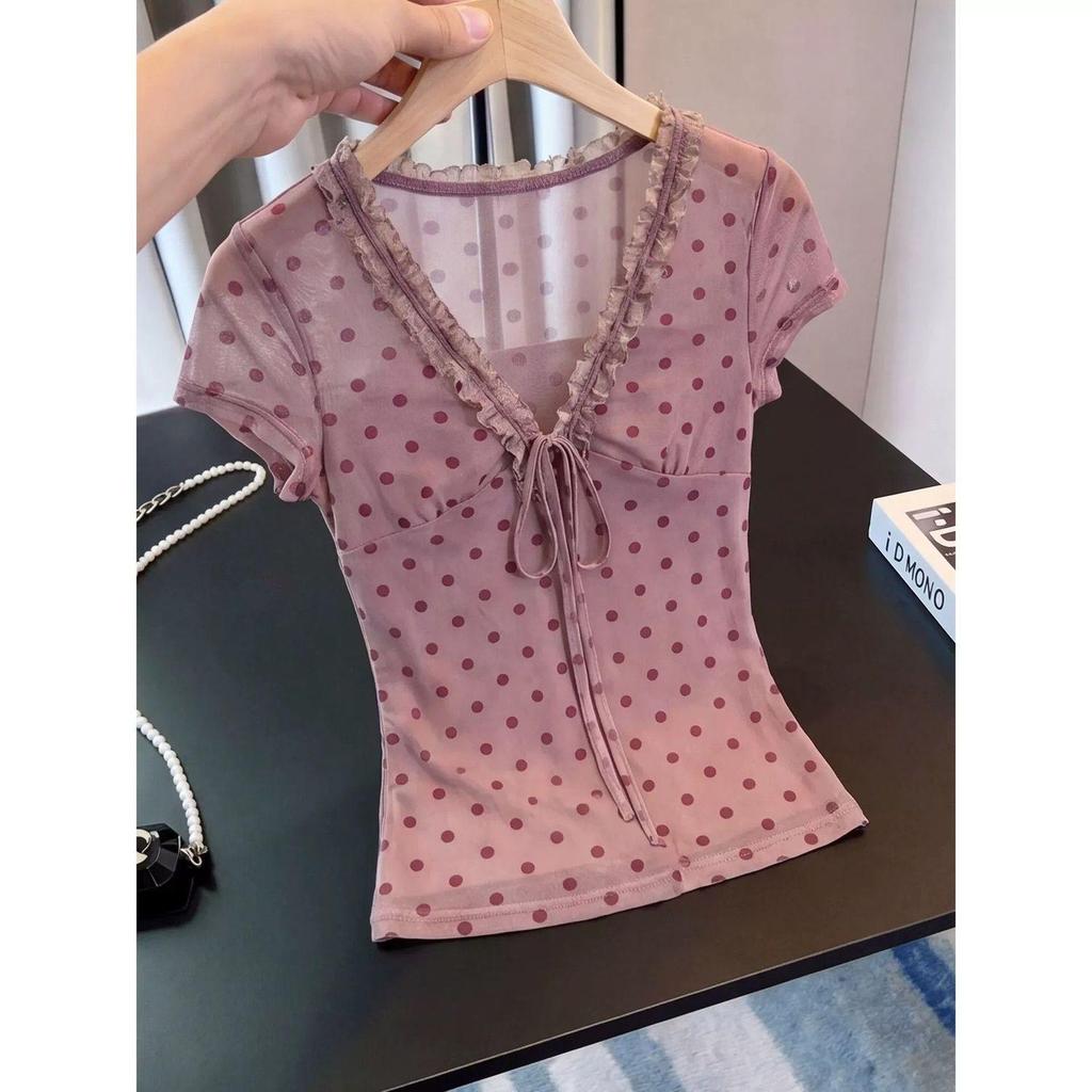 [Promoção por tempo limitado] Top rosa de bolinhas com decote em V 2026 Super Hot com redução de idade, camiseta de mang