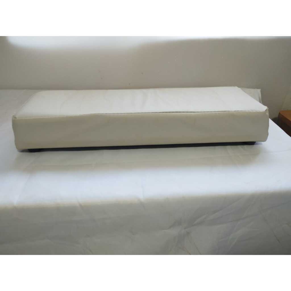 Genuflexório Individual Portatil com base em Madeira Estofado Em Corvin, Off-white