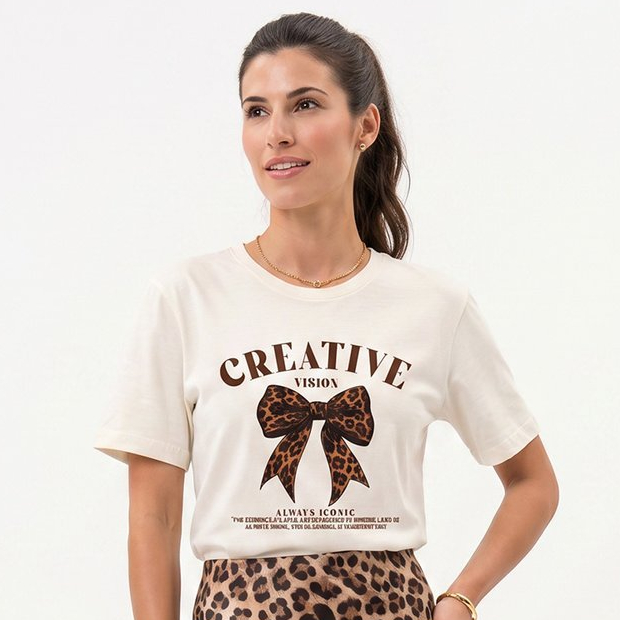 Camiseta Feminina Off-White Laço Animal Print em Algodão Confortável com Estampa Moderna e Elegante