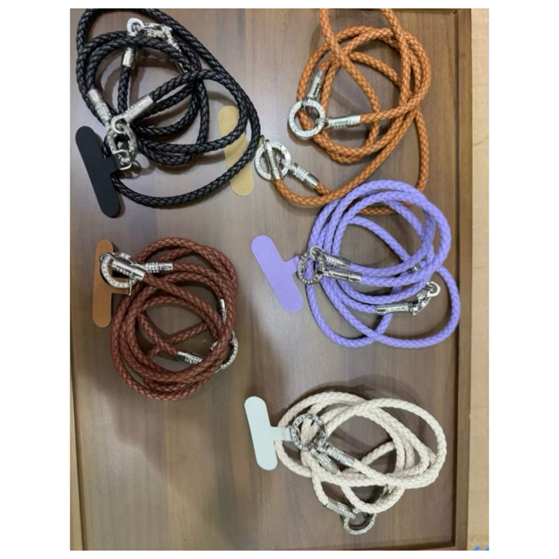 Suporte para Celular Transversal cordão em couro fake 2 em 1 em 2 modos de uso pulso e mão prático e estiloso