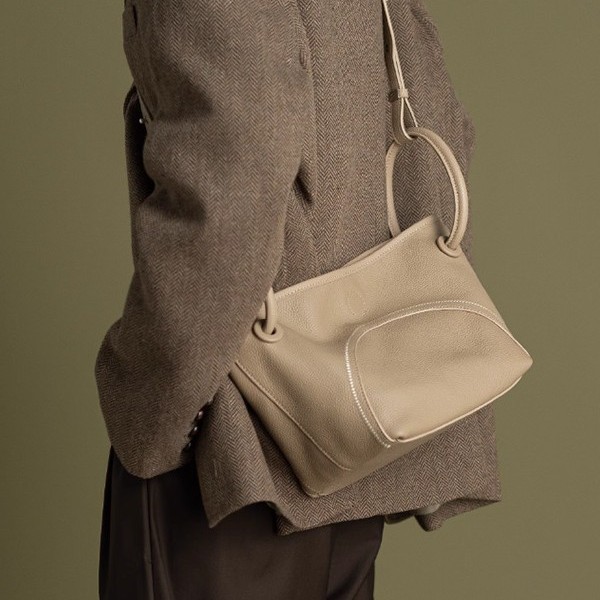 2025 novo estilo nicho Commuter cesta de vegetais saco feminino novo estilo portátil sacola de couro macio estilo pregui
