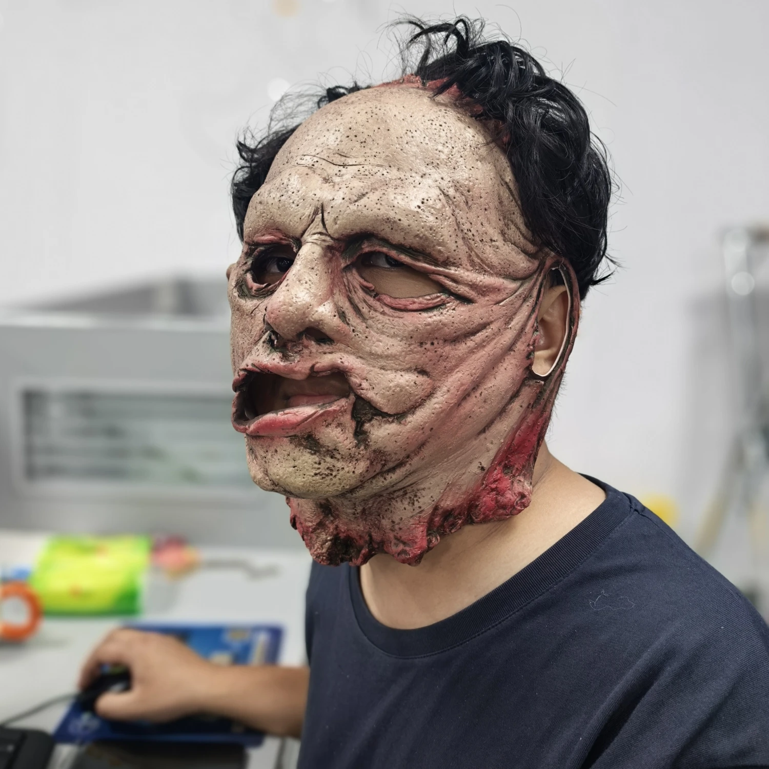 Half Face Skinned Rubber Bloody Mask Professional Halloween Horror Makeup Tool Fake Wound Special Effects Mask for Creators