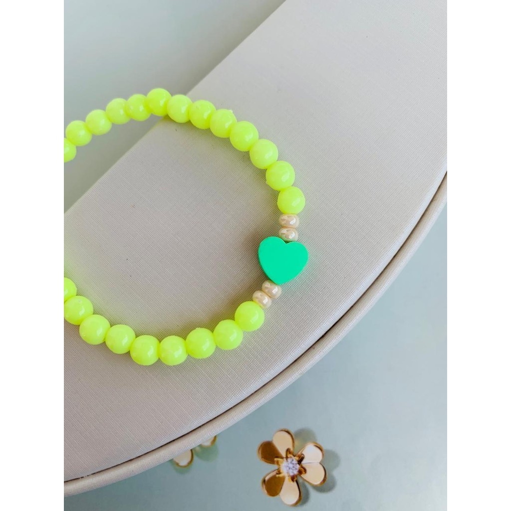 Pulseiras de miçangas amarelo neon com coração verde e perolas