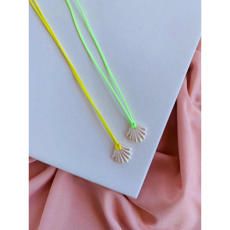 Colares chocker amarelo e verde neon conchas peroladas tendência Verão