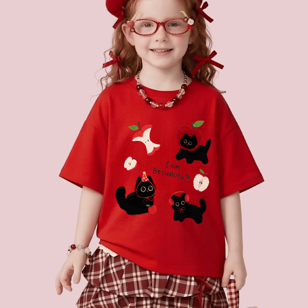 Camiseta Infantil Gatinho Kawaii Com Maçã Fofa Coquette Cute Em Algodão 100% Estampa Premium