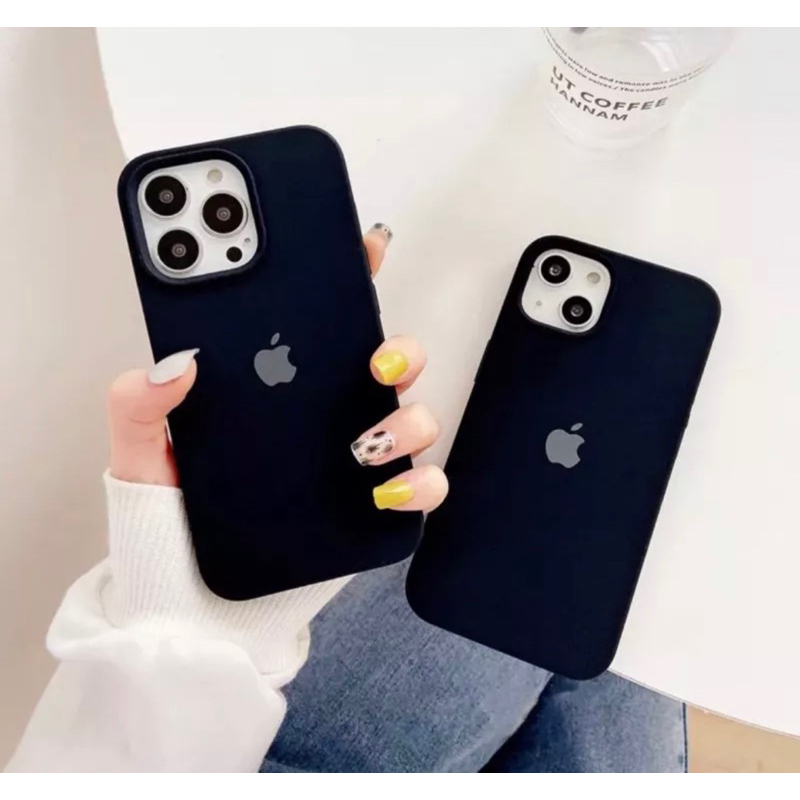 Capa Case Capinha Aveludada Silicone Preta Iphone 16 / 16PLUS / 16PRO / 16PROMAX / 7/8G, 7/8P, XS, XR, XSMAX, 11, 11PRO, 11PROMAX, 12/12PRO, 12PROMAX, 13, 13PRO, 13PROMAX, 14, 14PLUS, 14MAX; 14PRO, 14PROMAX, 15, 15PLUS, 15PRO, 15PROMAX