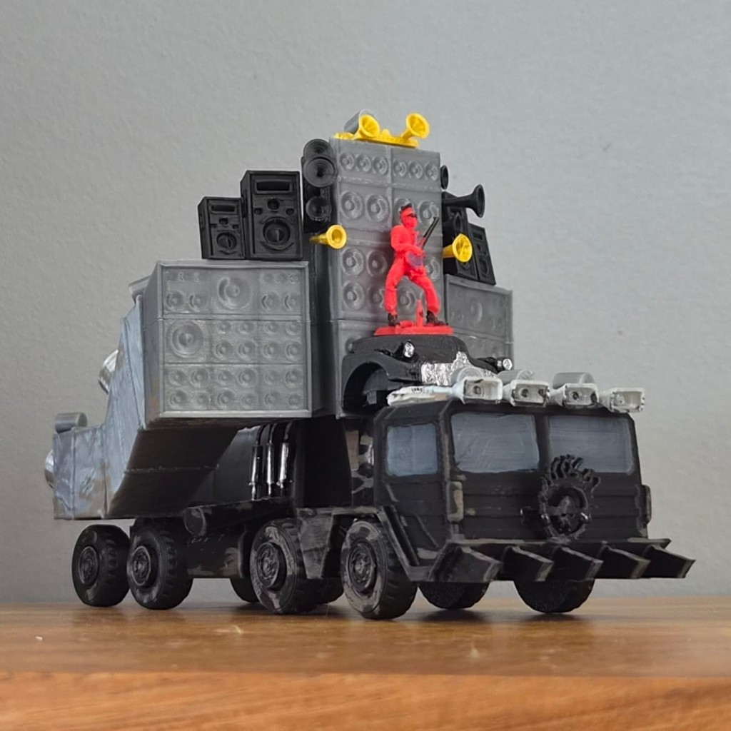 Caminhão Road Doof Wagon Escala 1:64 | Miniatura Mad Max