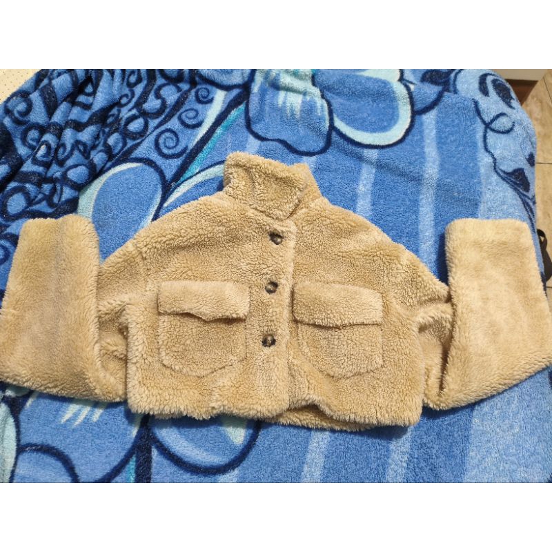Jaqueta curta de pelúcia teddy bege tamanho M