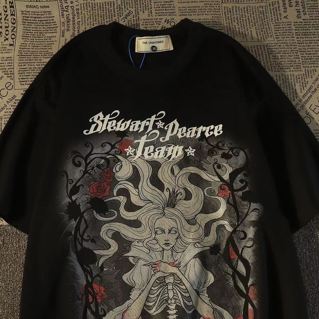 Camiseta Preta Unisex, Design com Personagem Estilizado, Rosas e Texto 